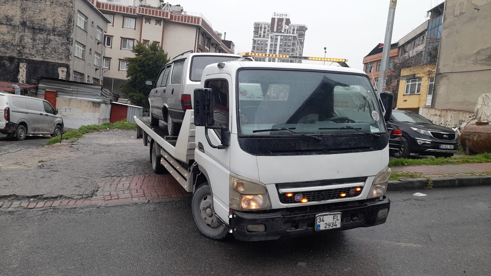İstanbul bölgesinde arızalı aracı kayar kasa çekiciye yükleyen Karakoç Oto Kurtarma ekibi