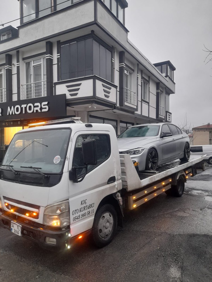 Lüks otomobili çiziksiz taşıyan kayar kasa çekici — İstanbul