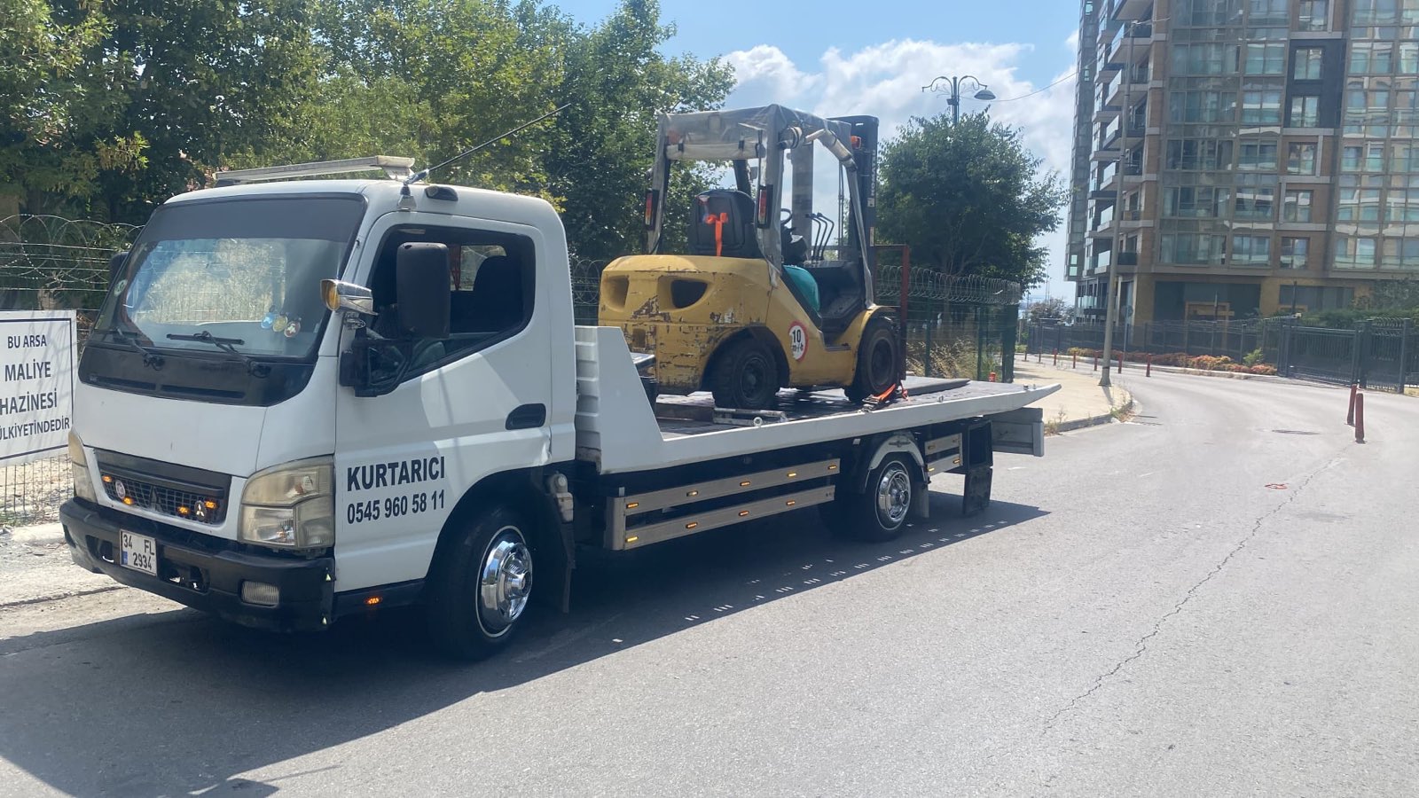 Forklift taşıyan platformlu çekici — İstanbul iş makinesi nakli