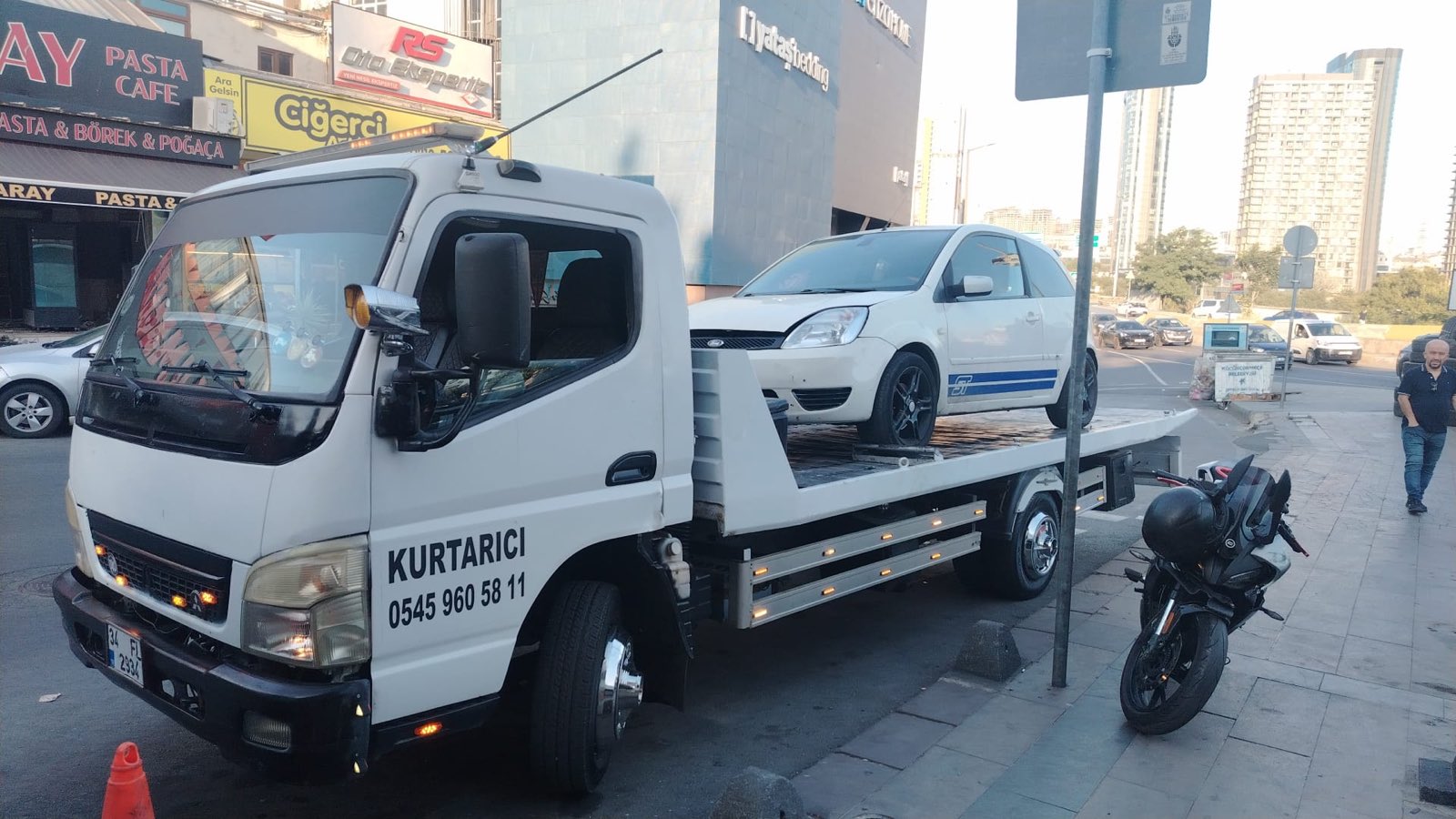 Otomobil ve motosiklet taşıyan hidrolik kayar kasa çekici — İstanbul